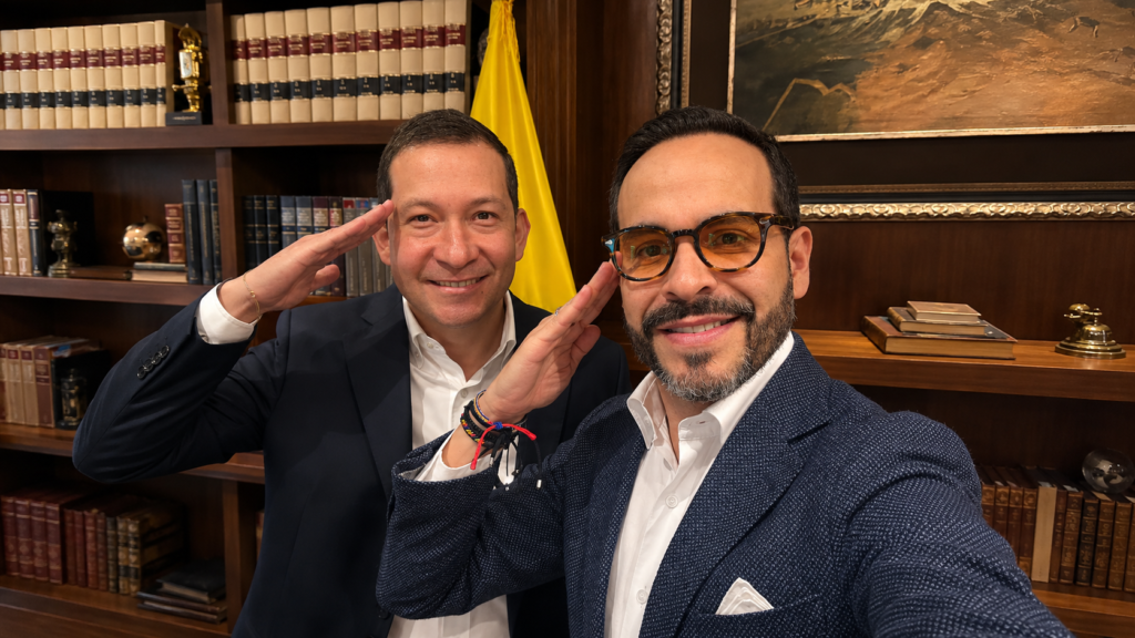 Abelardo de la Espriella junto a Andrés Felipe Velásquez, nuevo director de la DIAN, durante un encuentro institucional.