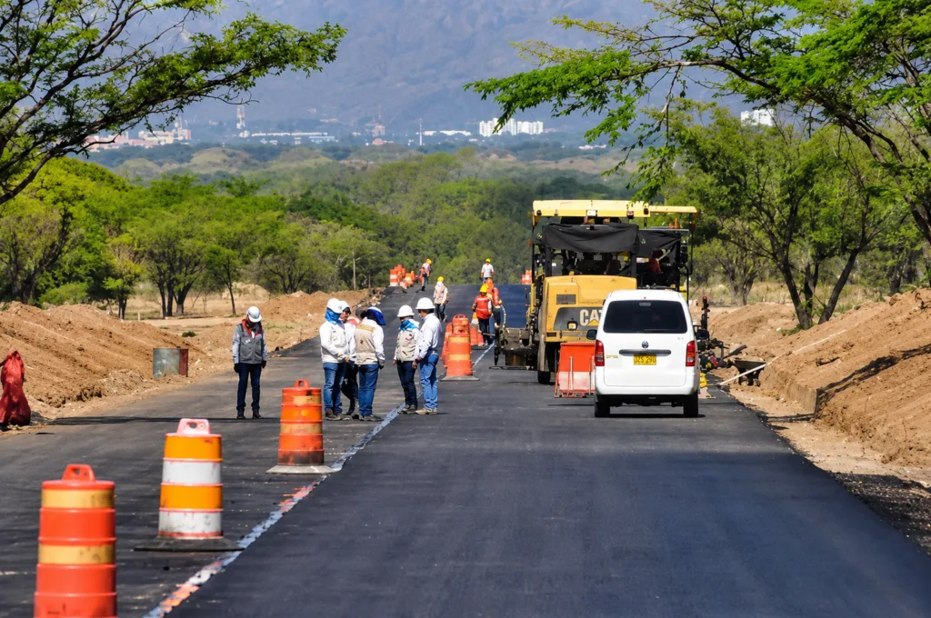 Trabajadores y maquinaria durante pavimentación de la segunda calzada Valledupar–La Paz