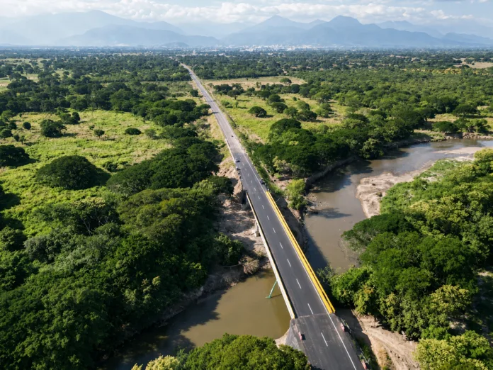Vista aérea de una intersección en construcción de la segunda calzada Valledupar–La Paz