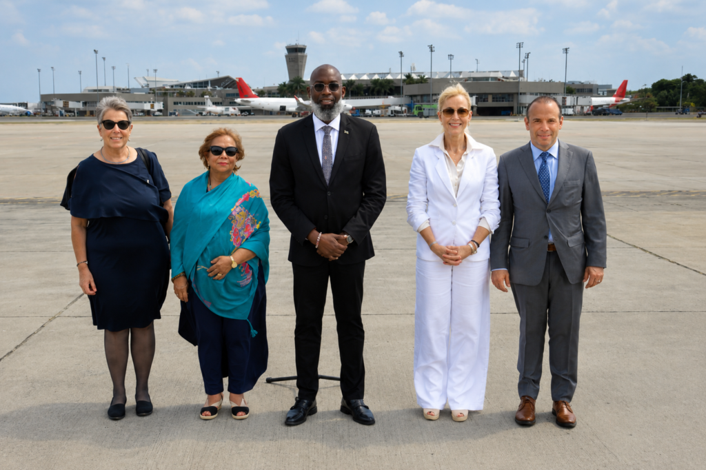 Delegación internacional en el aeropuerto de Cali para asistir a la posesión presidencial de Abelardo De La Espriella.
