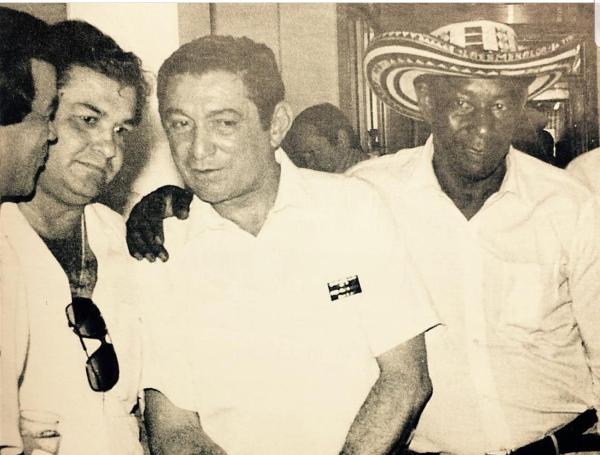 Darío Pavajeau junto a representantes del vallenato
