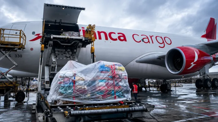 Avión de Avianca Cargo transporta ayuda humanitaria para damnificados del terremoto en Colombia
