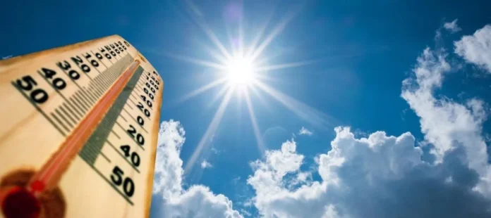 Termómetro bajo fuerte radiación solar para ilustrar el récord de calor en Valledupar, donde se registraron 42,9 grados Celsius.
