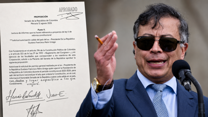 Gustavo Petro junto al documento aprobado por el Senado que autoriza sus viajes al exterior durante un año