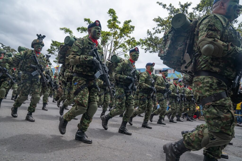 Soldados del Ejército Nacional de Colombia participan en una formación militar durante una jornada oficial.