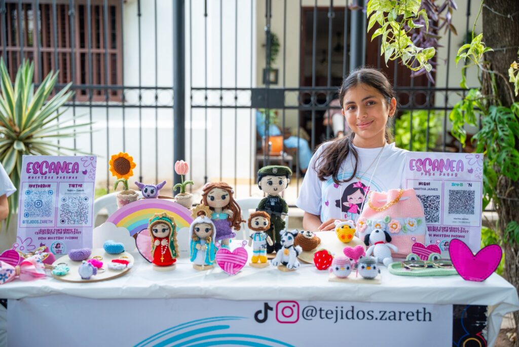 Joven emprendedora presenta muñecos tejidos, accesorios y artesanías durante el Joven Emprende Fest en Valledupar.
