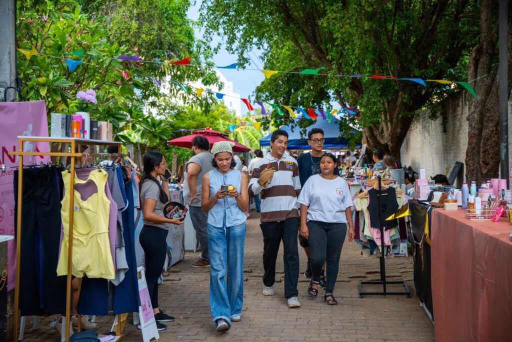 Visitantes recorren los estands de jóvenes emprendedores durante el primer día del Joven Emprende Fest en los Callejones de la Purrututú, Valledupar.