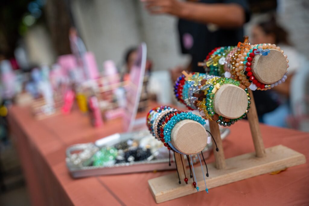 Pulseras y accesorios artesanales exhibidos por jóvenes emprendedores durante el Joven Emprende Fest en Valledupar.
