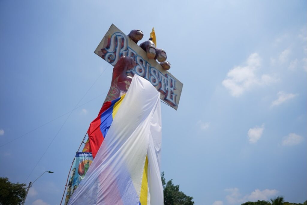 Monumento a la Resistencia en Cali cubierto parcialmente durante las movilizaciones del 7 de agosto de 2026.