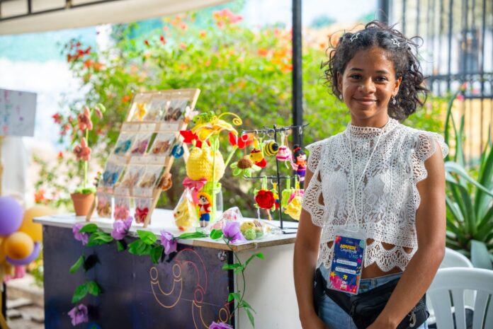 Joven emprendedora presenta sus productos artesanales durante el primer día del Joven Emprende Fest en Valledupar.