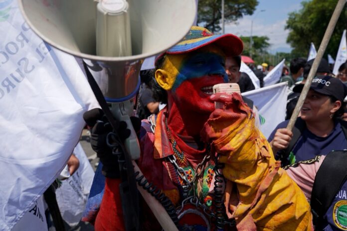 Manifestante participa en las protestas en Puerto Resistencia, Cali, durante la posesión de Abelardo de la Espriella.