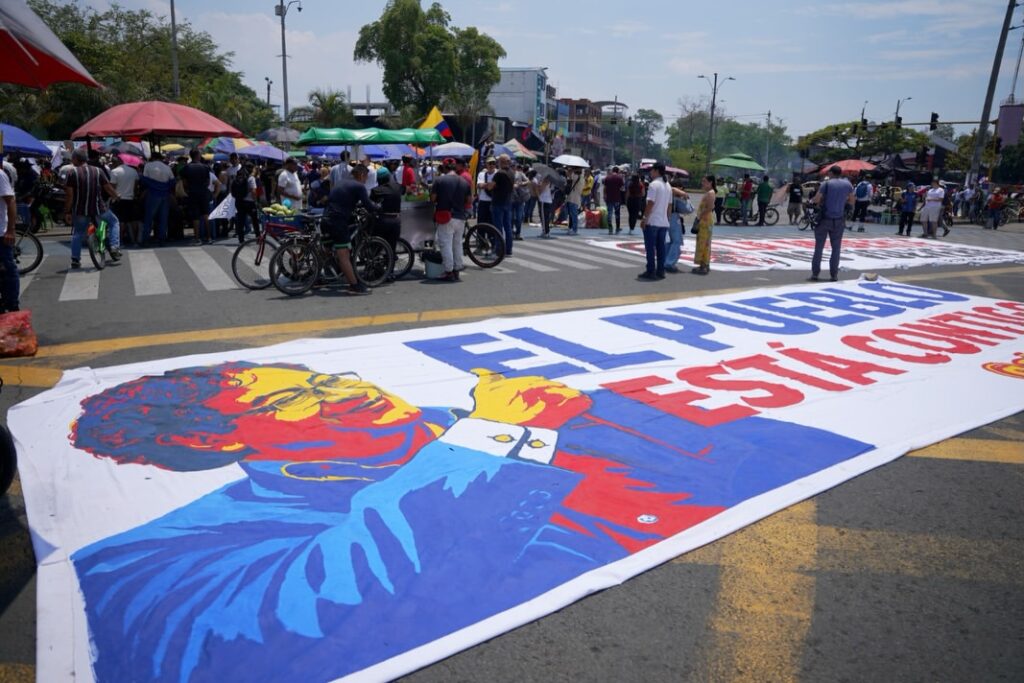 Manifestantes se concentran en Puerto Resistencia, Cali, durante la posesión presidencial del 7 de agosto de 2026.