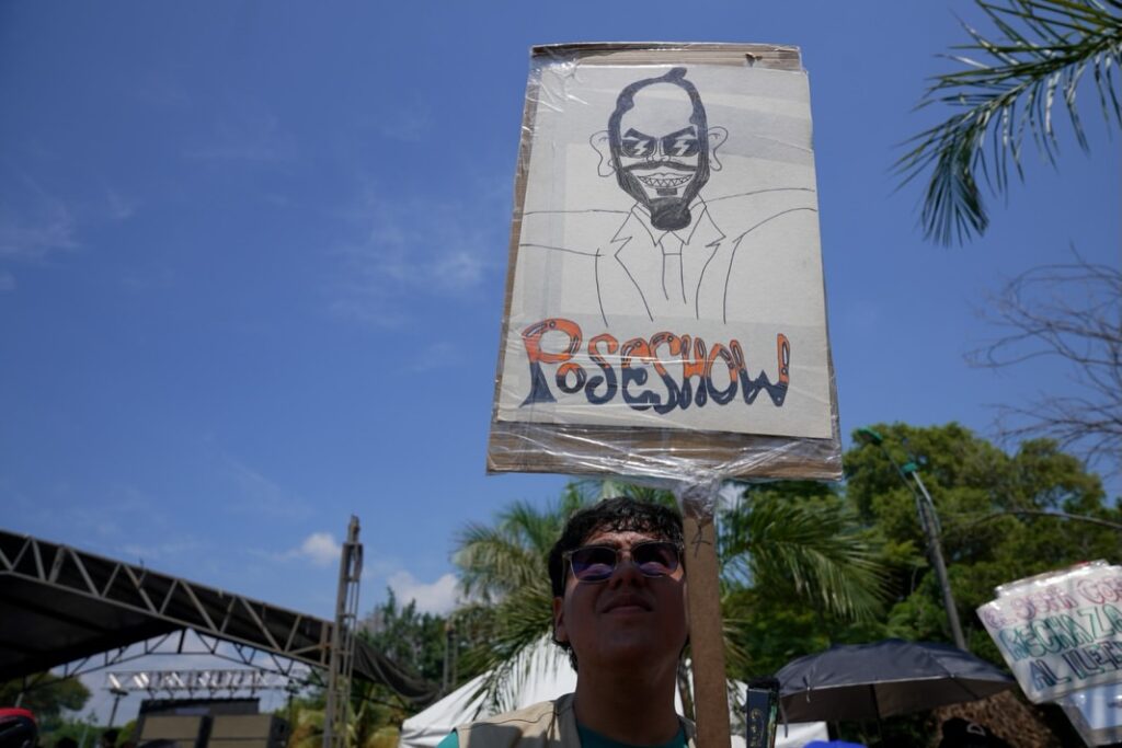 Manifestante sostiene un cartel durante las protestas en Puerto Resistencia, Cali, en la jornada de posesión presidencial.