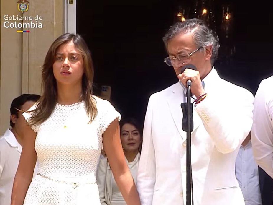 Gustavo Petro durante su despedida de la Presidencia de Colombia acompañado por su hija Antonella Petro.