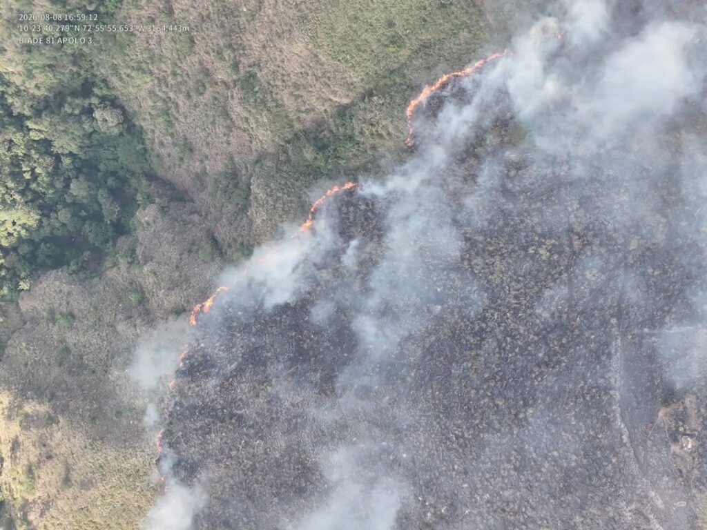 Vista aérea del incendio en la Serranía del Perijá, con llamas, humo y vegetación afectada en Manaure Balcón del Cesar.