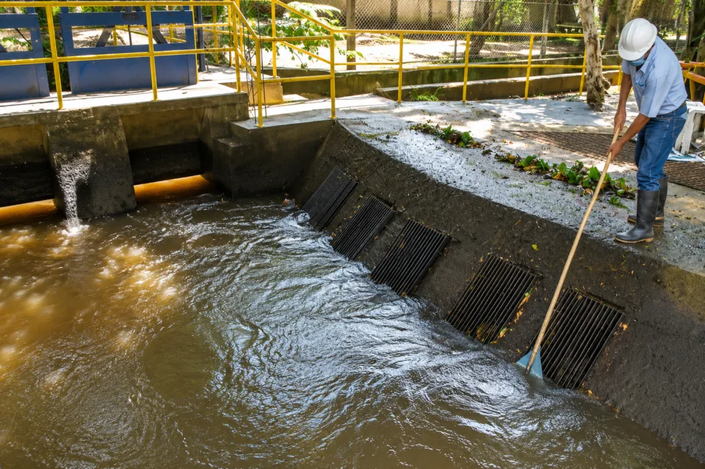 Operario realiza labores de mantenimiento en una planta de tratamiento de agua operada por Emdupar en Valledupar