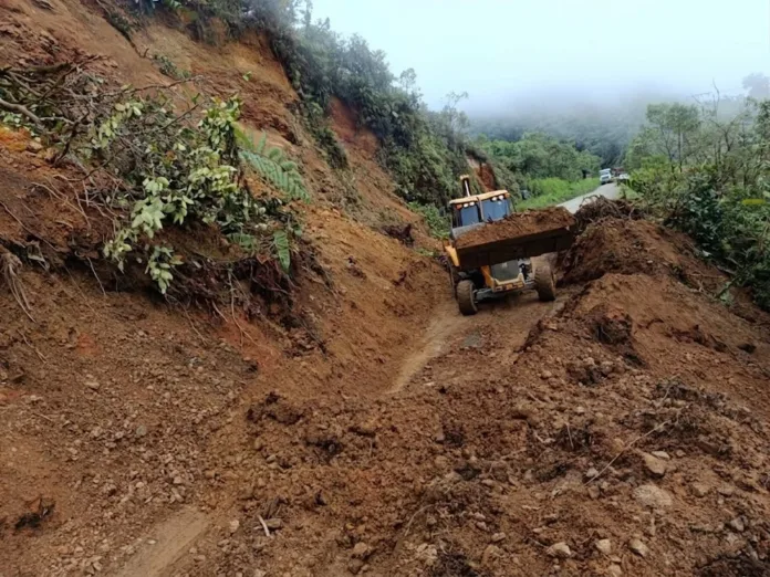 Maquinaria trabaja en la vía hacia San José del Palmar tras el terremoto