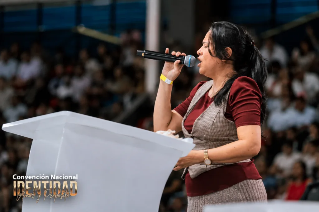 Mujer participa con micrófono durante la convención pentecostal “Identidad” realizada en Valledupar.