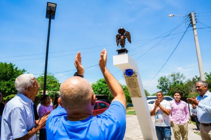 Monumento y comunidad en Los Tupes, San Diego, Cesar, durante acto de inauguración