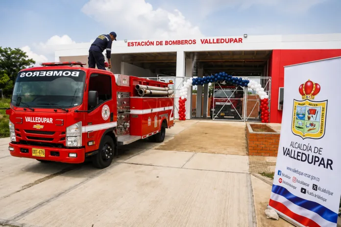 Camión del Cuerpo de Bomberos frente a la estación de Bomberos de Valledupar
