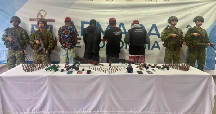 Cuatro extranjeros capturados con armas en Cayo Serrana durante un operativo de la Armada de Colombia.