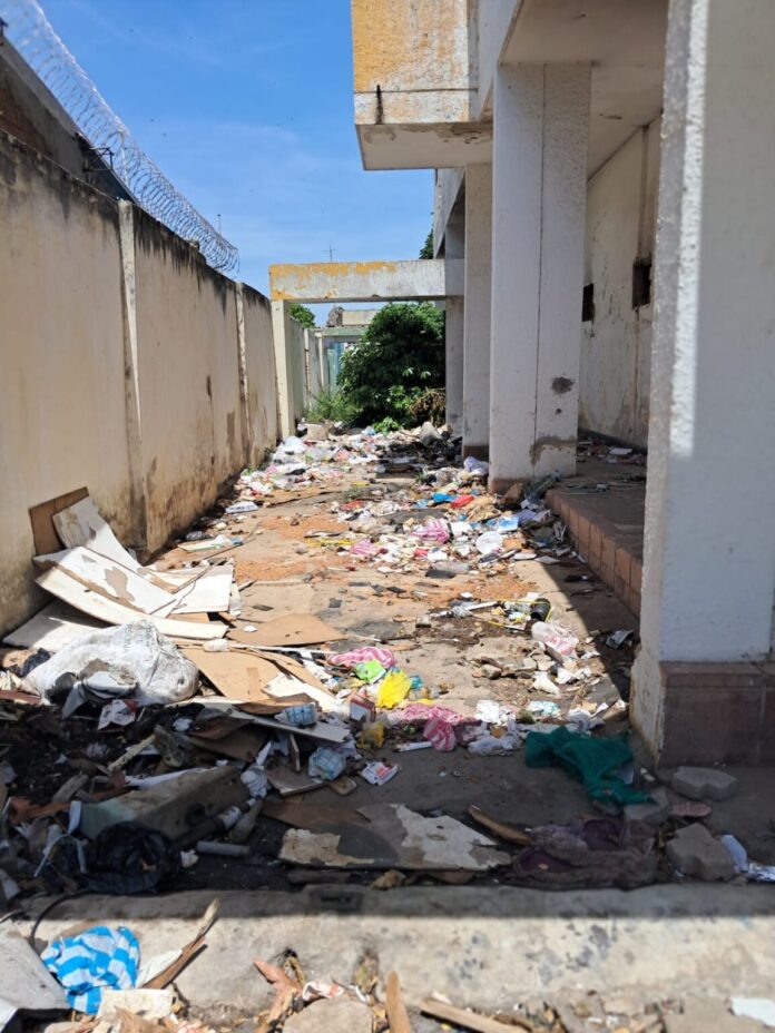 Pasillo de la antigua sede del FER cubierto de basura y elementos abandonados en Valledupar.