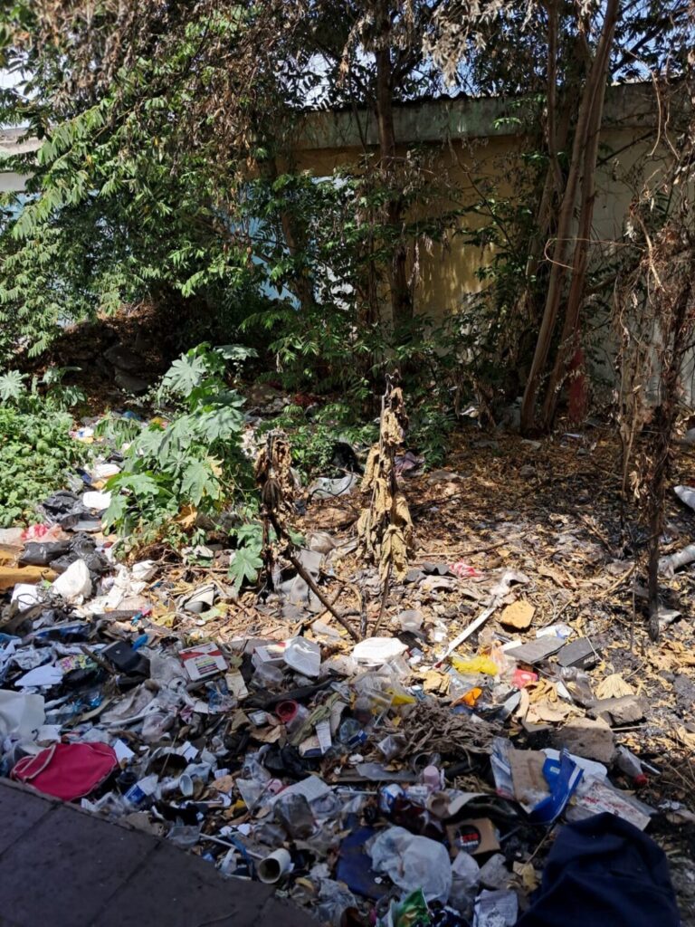Basura, maleza y residuos acumulados dentro de la antigua sede del FER en Valledupar.