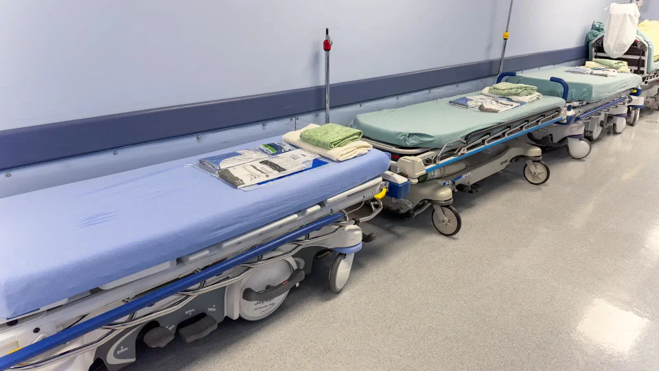 Camillas en un área hospitalaria ante la suspensión de citas y procedimientos programados en el Cesar.