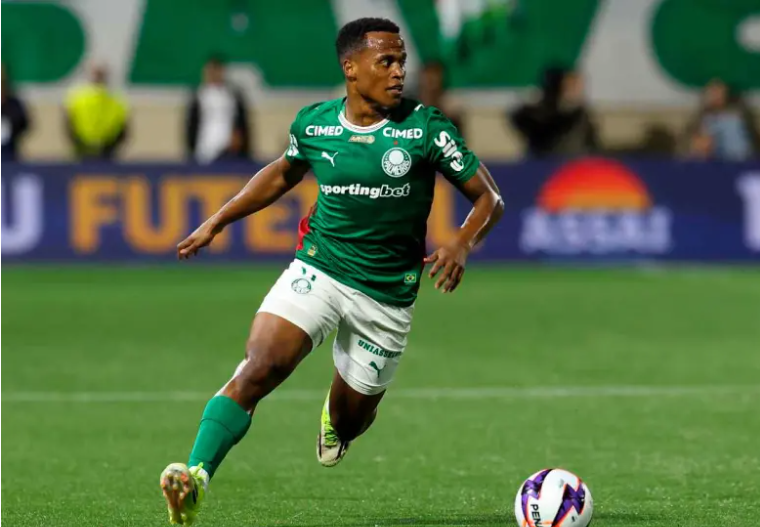 Futbolista de Palmeiras conduce el balón durante un partido