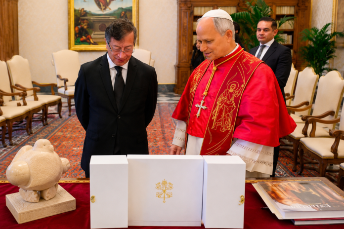 El presidente Gustavo Petro presenta los obsequios oficiales al papa León XIV durante su encuentro en el Vaticano.