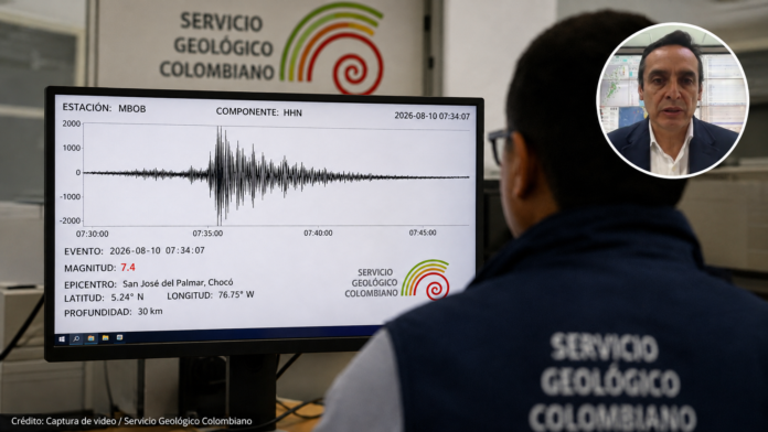 Julio Fierro durante el monitoreo del sismo de 7,4 en Colombia en el Servicio Geológico Colombiano
