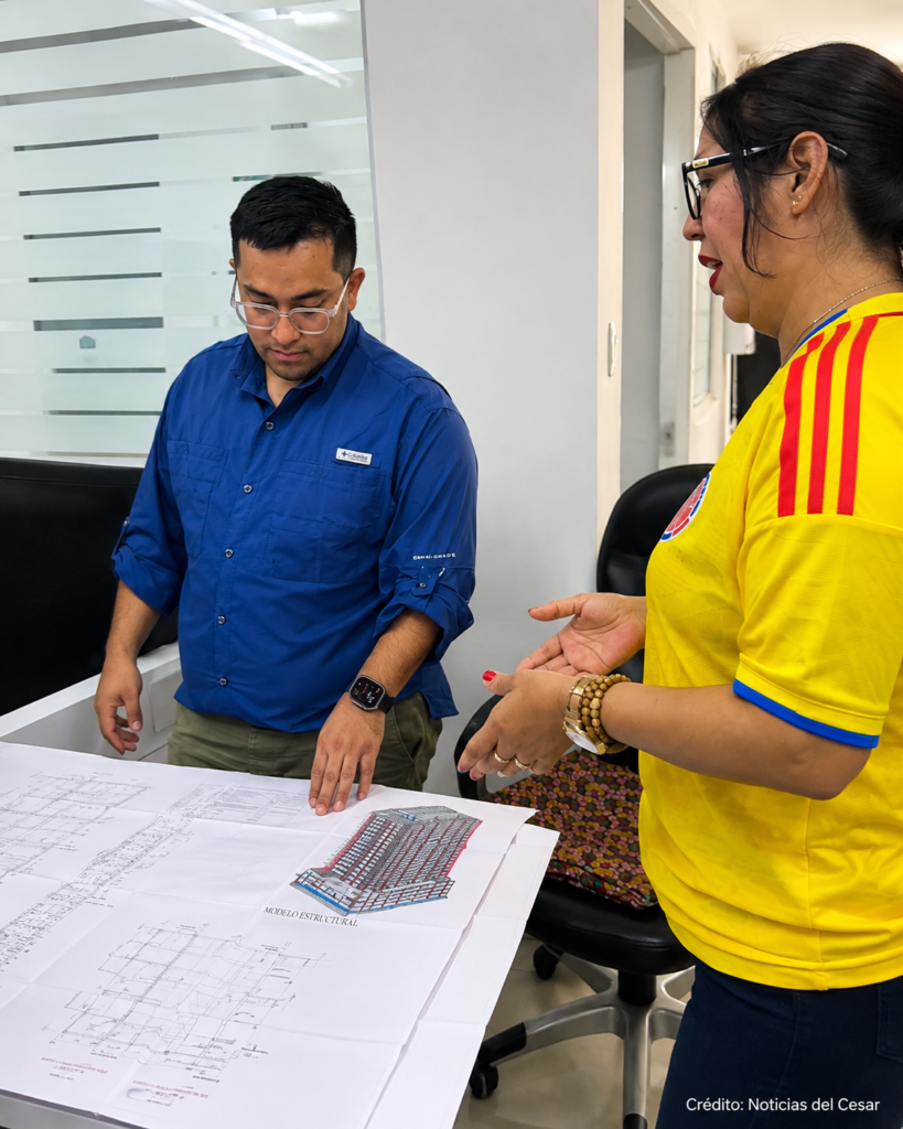 Aryanna Zuleta revisa planos de construcción sismorresistente en Valledupar