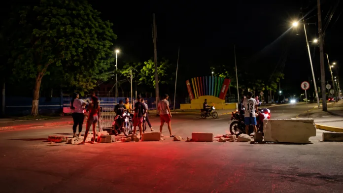Habitantes bloquean una vía en el sur de Valledupar durante protestas por constantes cortes de energía.
