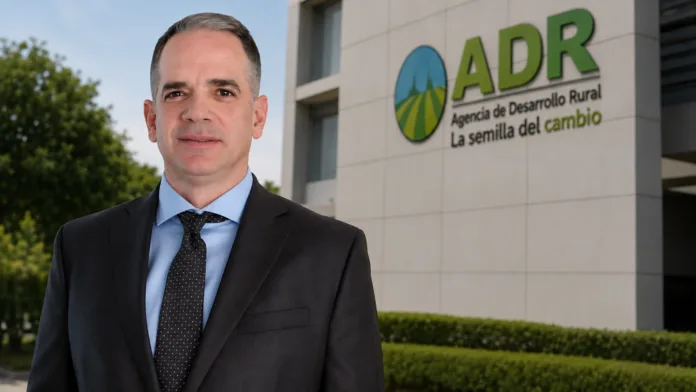 Orlando Dangond será presidente de la ADR y aparece frente a la sede de la Agencia de Desarrollo Rural