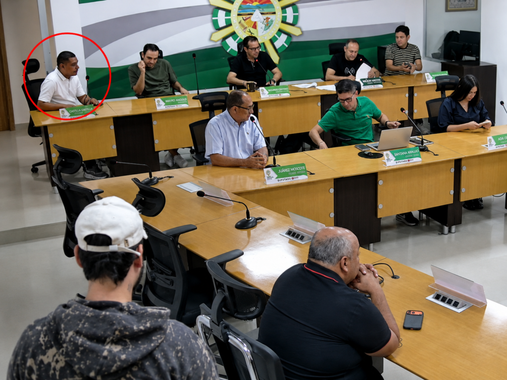 Ronalt Castilla presente al inicio de la sesión del debate de control político al IDREEC