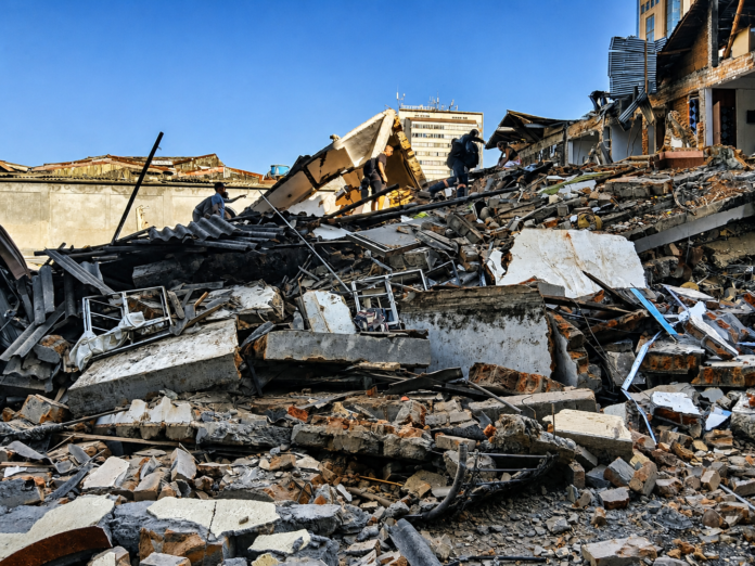 Daños del terremoto en Colombia con edificaciones colapsadas y escombros
