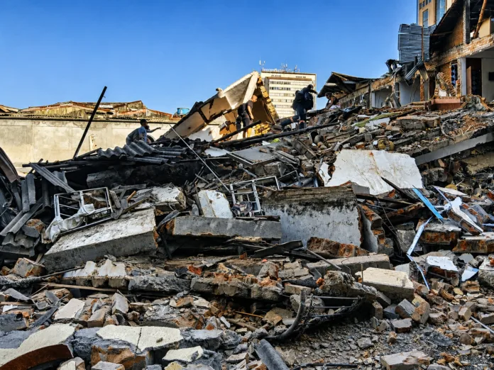 Daños del terremoto en Colombia con edificaciones colapsadas y escombros