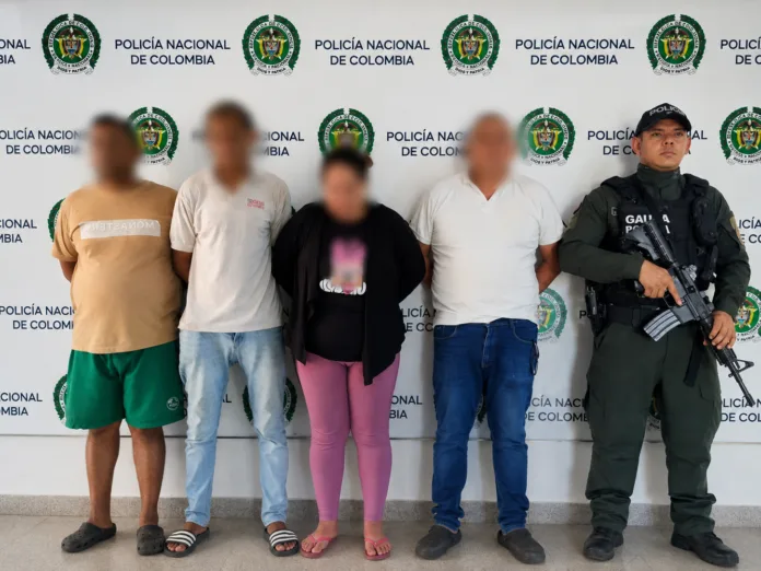 Personas capturadas durante un operativo policial contra presuntos integrantes del EGC vinculados a extorsiones en Bosconia y El Copey.