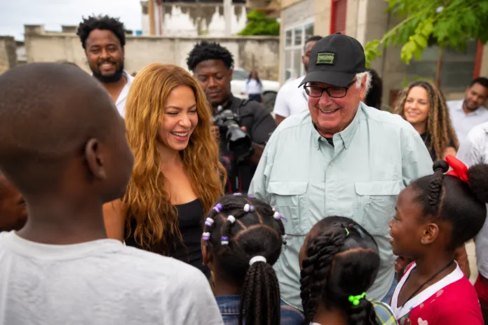 Shakira en Quibdó junto a Howard Buffett durante su visita a comunidades del Chocó