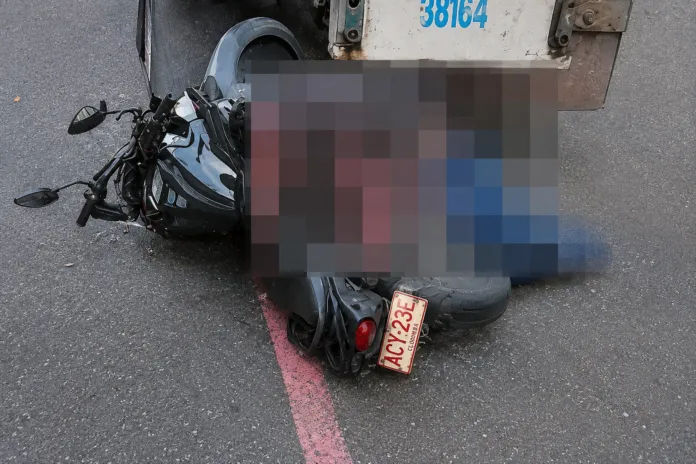Motocicleta involucrada en accidente en la vía Aguachica–San Martín con un vehículo de carga