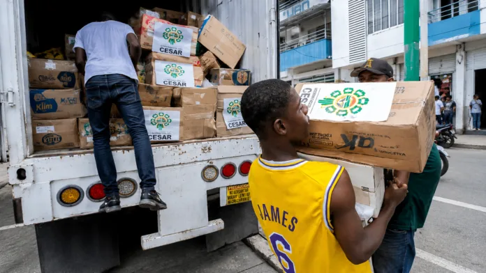 Ayuda del Cesar a Buenaventura durante el descargue de cajas con suministros humanitarios.