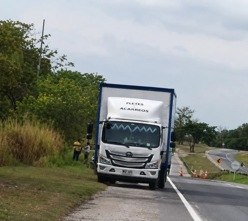 Furgón relacionado con el accidente en la vía Curumaní-Pailitas donde murió una menor de 14 años
