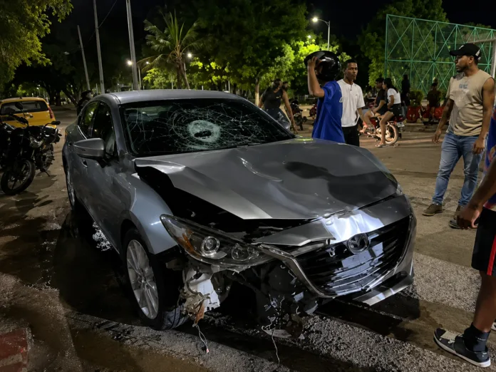 Mazda 3 involucrado en accidente en Don Alberto donde murió un vendedor de mangos