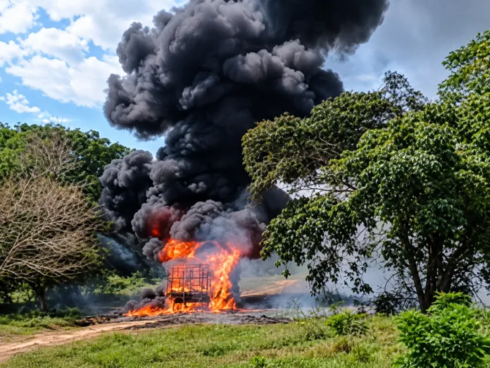 Explosión de cisterna en Gamarra durante presunta extracción clandestina de combustible