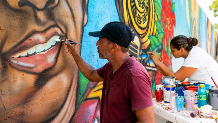 Artistas pintan el mural de la Ruta Puro Corazón en Valencia de Jesús