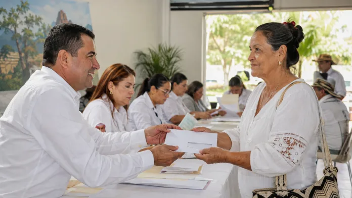 Entrega de cartas de indemnización a víctimas del conflicto armado en el Cesar