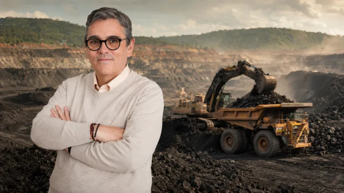 Juan Camilo Valencia, presidente de la ANM, frente a una operación minera en Colombia