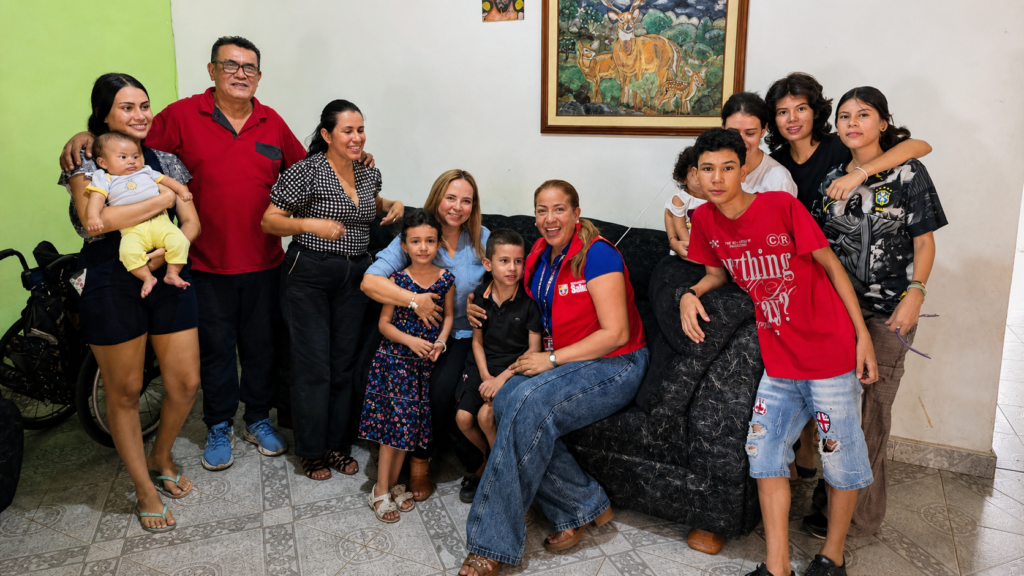 Lucas Francesco Murillo junto a su familia durante el proceso por su atención médica