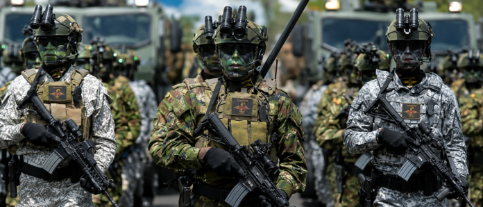 Militares y policías colombianos durante una formación oficial, en medio del debate sobre un proyecto que busca permitir su participación en las elecciones.
