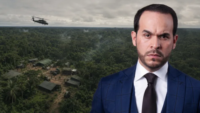 Abelardo De La Espriella junto a una recreación de campamento selvático tras bombardeo en Guaviare
